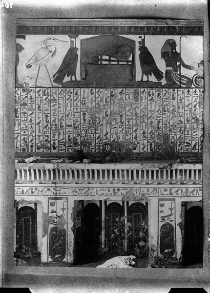 Dettaglio della parte centrale della scena 3, dove si vede un sarcofago tra due falchi, rappresentazioni delle dee Neftys e Iside. Si nota sul ripiano la presenza di diversi frammenti parietali.