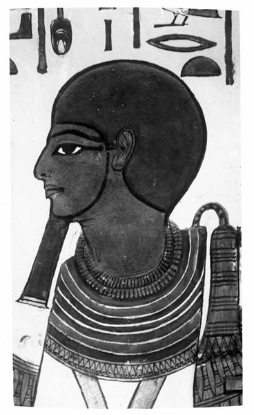 Primo annesso orientale (alcova), parete ovest, lato nord, dettaglio della scena 13. Volto del dio Ptah, rappresentato, non qui visibile, dentro un santuario, nell’atto di ricevere un’offerta di lino da Nefertari.