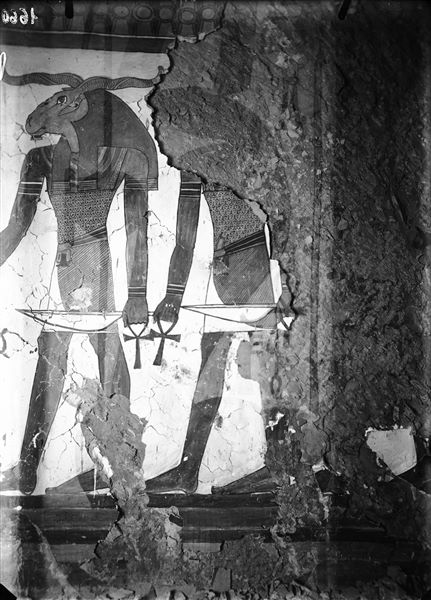 Camera funeraria, parete ovest, scena 30. Questa parte della parete risulta piuttosto rovinata, ma si riconoscono due attendenti della terza porta, che Nefertari deve attraversare.