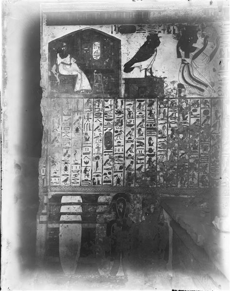 Interno della tomba di Nefertari, anticamera, scena 2, si riconosce la regina mentre gioca alla senet, il suo Ba su un tempietto, e di nuovo la regina in atto di adorazione. Al centro, il cap. 17 del Libro dei Morti, mentre il registro inferiore presenta una decorazione composta da pilastri Djed e nodi Tit. Da notare la presenza di detriti sul ripiano ricavato dalla roccia.