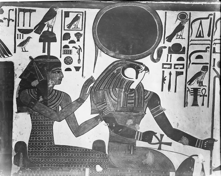 Dettaglio della parete est del vestibolo, lato sud, scena 8. Ra-Harakhty e Hathor.