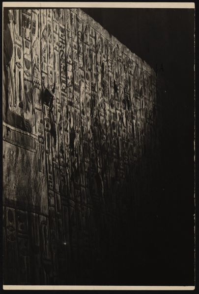 Corridoio discendente, lato destro, della tomba QV66, della regina Nefertari. Il corridoio riporta iscrizioni in geroglifico, alcune delle quali oggi non sono più visibili, fotografate dal basso. Scavi Schiaparelli.