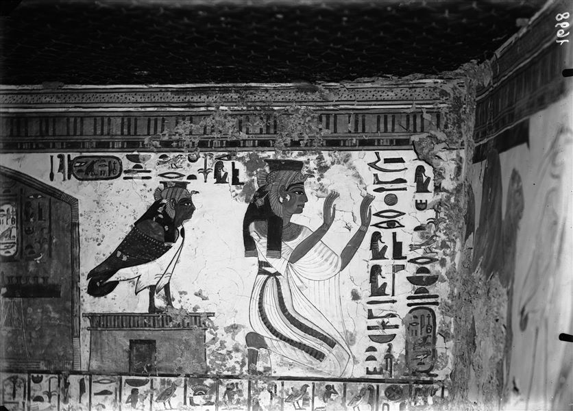 Interno della tomba di Nefertari, anticamera, scena 2, registro superiore, sono rappresentati la regina mentre gioca alla senet, il suo Ba su un tempietto, e di nuovo la regina in atto di adorazione. Da notare il soffitto stellato.