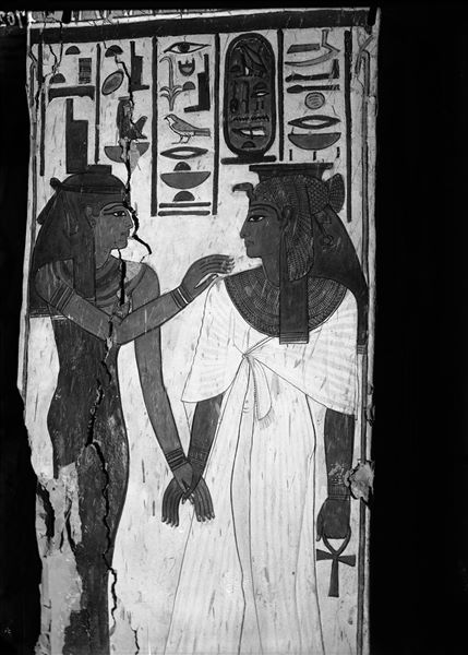 Veduta del pilastro D, lato c, della camera funeraria. Si riconoscono, dandosi la mano, la regina Nefertari, a destra, e la dea Iside, a sinistra.