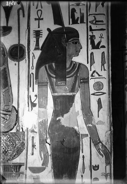 Corridoio discendente, scena 28, lato est dell’accesso alla camera funeraria. È raffigurata la dea Maat, accanto al serpente simbolo della dea Wadjet. Entrambe le divinità sono rivolte verso le scale del corridoio.