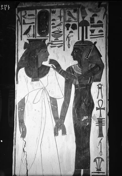 Veduta del pilastro B, lato c, della camera funeraria. Si riconoscono dandosi la mano, la regina Nefertari, a sinistra, e la dea Hathor, a destra, avente sulla testa l’emblema dell’Occidente.