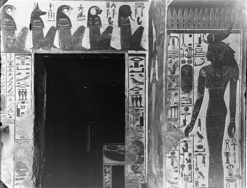Veduta della scena 19, architrave sopra l’accesso al corridoio discendente che conduce alla camera funeraria. Si trovano i quattro figli di Horus, da destra: Imseti, Hapy, Duamutef, Qebehsenuef. Sulla destra, la scena 11, rappresentante il dio Osiride e la dea Selkis.