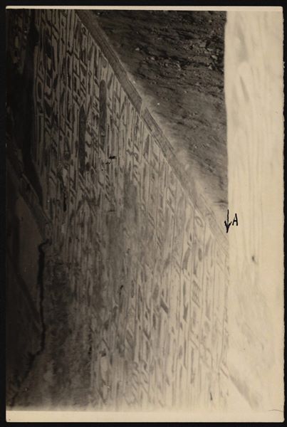 Corridoio discendente, lato destro, della tomba QV66, della regina Nefertari. Il corridoio riporta iscrizioni in geroglifico, alcune delle quali oggi non sono più visibili, fotografate dall’alto. Scavi Schiaparelli.