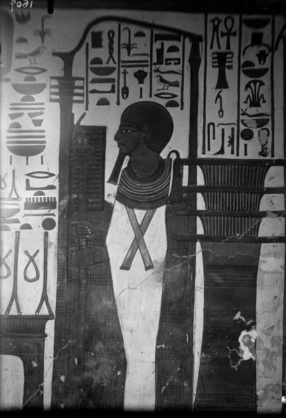 Primo annesso orientale (alcova), parete ovest, lato nord, scena 13. Il dio Ptah è rappresentato dentro un santuario, nell’atto di ricevere un’offerta di lino da Nefertari (non visibile in questa fotografia).