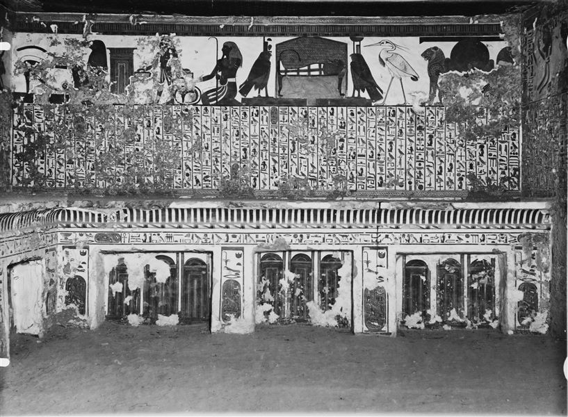 Veduta dell’anticamera, parete ovest, scena 3. Nel registro superiore, è presente Atum tra due leoni, l’uccello Benu, la mummia su un letto tra due falchi, rappresentazioni di Neftys e Iside. Queste sono raffigurazioni connesse con il registro centrale, che presenta il cap. 17 del Libro dei Morti. Sotto, infine, a sinistra è presente una decorazione composta da pilastri Djed e nodi Tit, mentre al centro vi è un ripiano con modanatura a gola egizia, con rappresentazioni di santuari. Da notare il soffitto stellato.