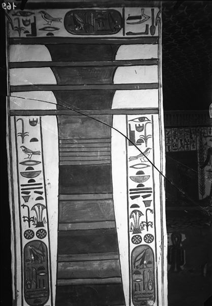 Veduta del pilastro A, lato c, della camera funeraria. È rappresentato un pilastro Djed, con iscritti i titoli e il nome di Nefertari.