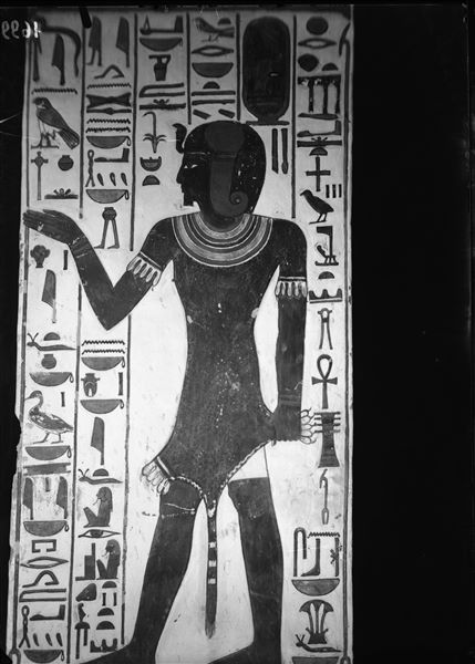 Veduta del pilastro C, lato a, della camera funeraria. Si riconosce il dio/sacerdote Horendotes, con veste di pelle di leopardo e braccio rivolto verso la parte centrale della camera. L’iscrizione è rivolta a Osiride.