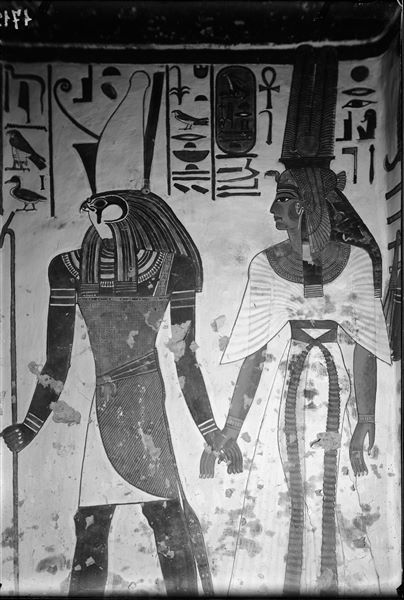 Parete sud del vestibolo, scena 7. Il dio Horus, con doppia corona o Pschent, conduce Nefertari per mano.