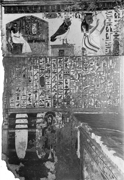Interno della tomba di Nefertari, anticamera, scena 2, si riconosce la regina mentre gioca alla senet, il suo Ba su un tempietto, e di nuovo la regina in atto di adorazione. Al centro, il cap. 17 del Libro dei Morti, mentre il registro inferiore presenta una decorazione composta da pilastri Djed e nodi Tit.