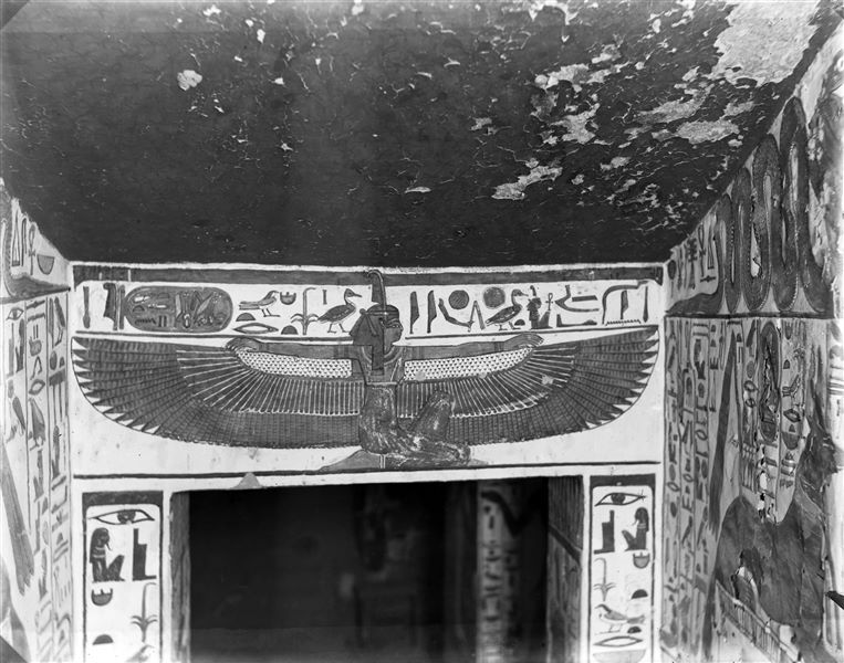 La dea Maat alata è rappresentata, inginocchiata, sull’architrave dell’accesso alla camera funeraria (scena 28). Essa è rivolta verso est (destra). Il soffitto, come nel resto della tomba, è stellato.