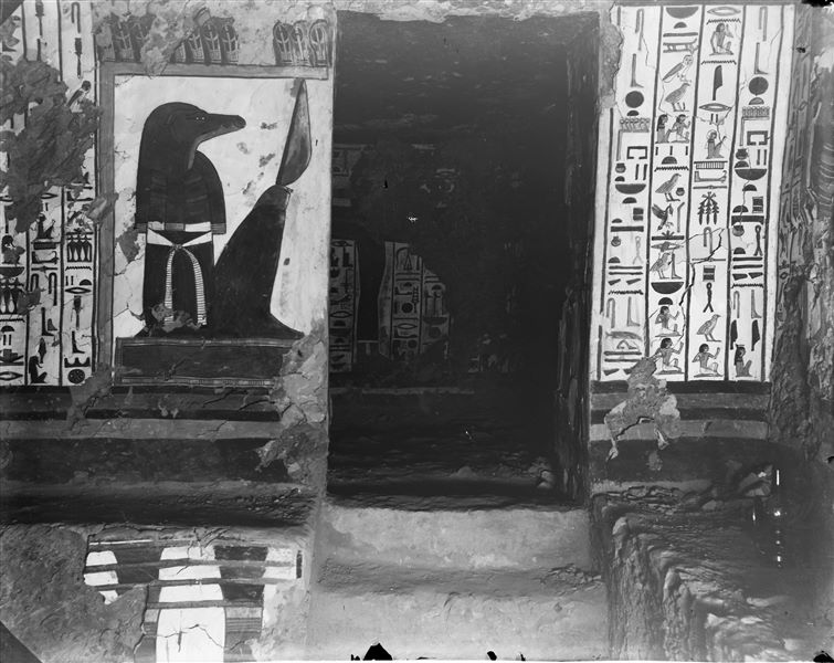 Camera funeraria, parete est, scena 34. Continua la rappresentazione del cap. 146 del Libro dei Morti, si riconoscono il terzo portale e il suo guardiano, con testa di coccodrillo. Al centro, l’accesso al secondo annesso orientale.