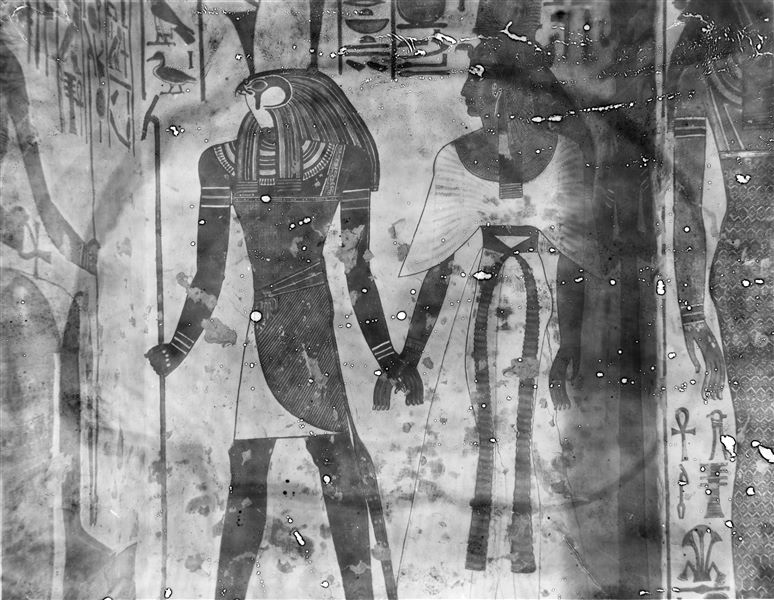 Parete sud del Vestibolo, scena 7. Il dio Horus, con doppia corona o Pschent, conduce Nefertari per mano.