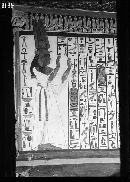 Camera funeraria, parete sud, lato ovest, scena 29. Nefertari è raffigurata in adorazione, rivolta verso ovest (destra), in direzione della prima porta e dei tre attendenti, raffigurati sulla stessa parete ma non visibili in questa fotografia. Da questa parete inizia il cap. 144 del Libro dei Morti.