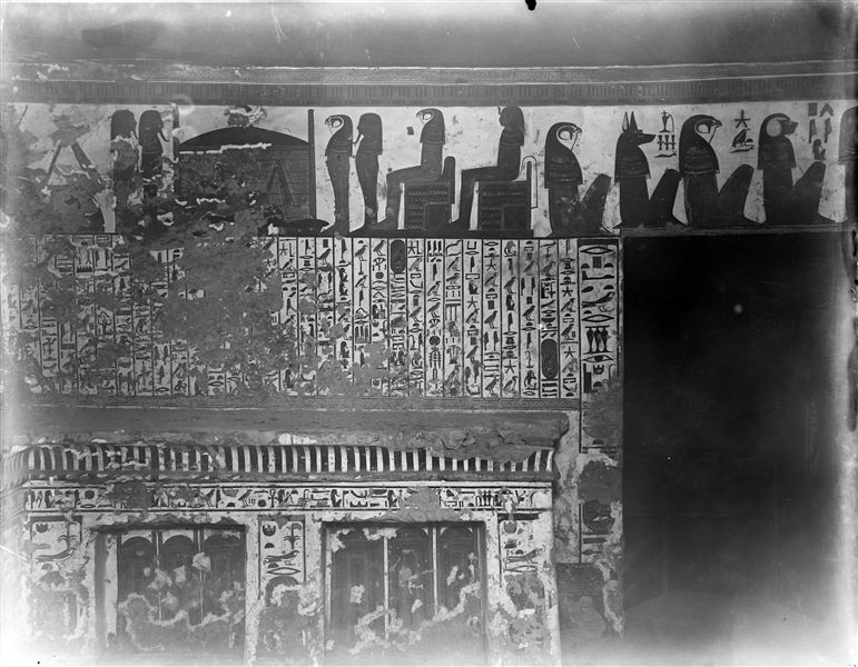 Veduta dell’anticamera, parete nord, scena 4 e 19. Dalla parete nord vi è l’accesso al corridoio discendente, che conduce alla camera funeraria. Sopra l’accesso, la scena 19, con rappresentazione del dio Horus e dei quattro figli di Horus, i geni funerari: da destra Imseti, Hapy, Duamutef, e Qebehsenuef.