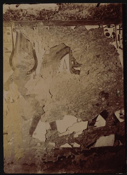 Secondo annesso orientale, parete nord, scena 37. Nefertari è rappresentata nell’atto di adorare la dea Hathor nelle sue sembianze animali. Fotografia simile ma non identica (si veda il lato destro) con C01678. Scavi Schiaparelli.