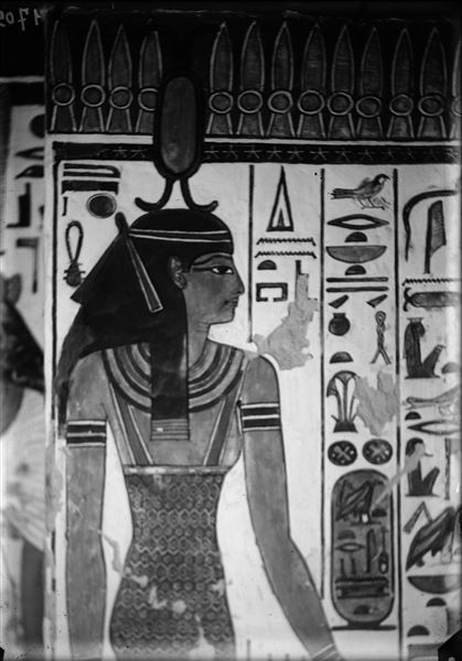 Veduta della scena 6, che dà accesso al vestibolo. Si vede la dea Neith, con lo sguardo rivolto verso l’anticamera.