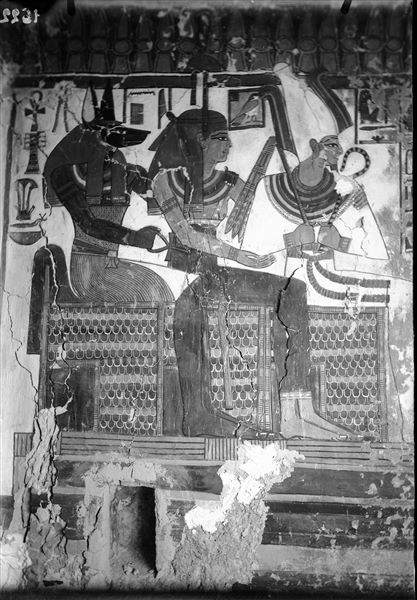 Camera funeraria, parete nord, lato est, scena 35. Tre divinità assise, Osiride, Hathor e Anubi, ricevono offerte da Nefertari. A sinistra, l’accesso all’annesso nord.