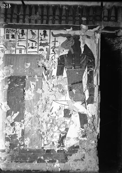 Camera funeraria, parete nord, scena 31. È rappresentata l’ultima porta, e un attendente di guardia, e la parte finale del cap. 144 del Libro dei Morti. Sulla destra è visibile l’accesso all’annesso nord.