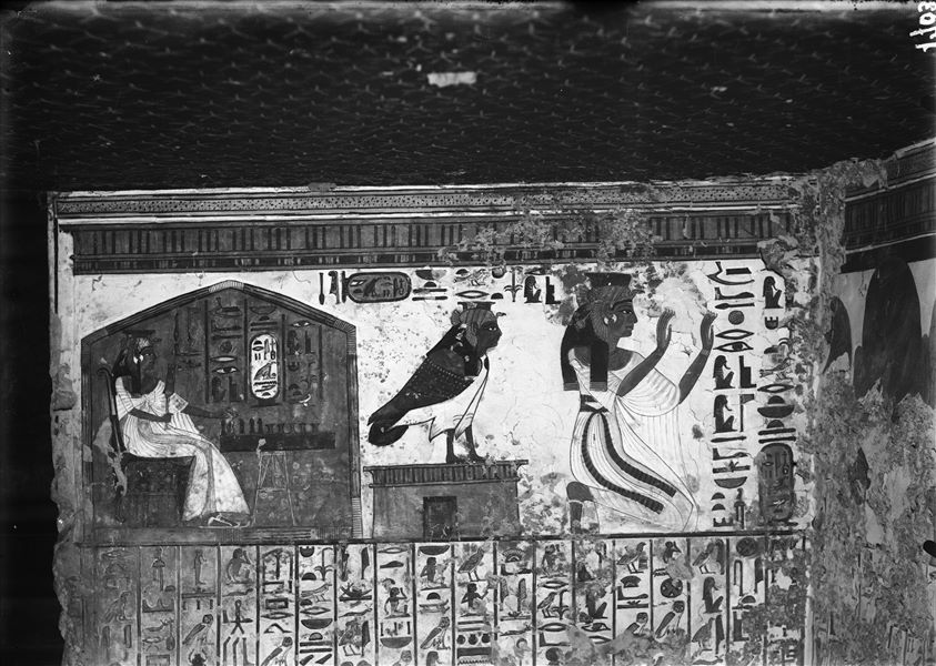 Interno della tomba di Nefertari, anticamera, scena 2, registro superiore, sono rappresentati la regina mentre gioca alla senet, il suo Ba su un tempietto, e di nuovo la regina in atto di adorazione. Da notare il soffitto stellato.
