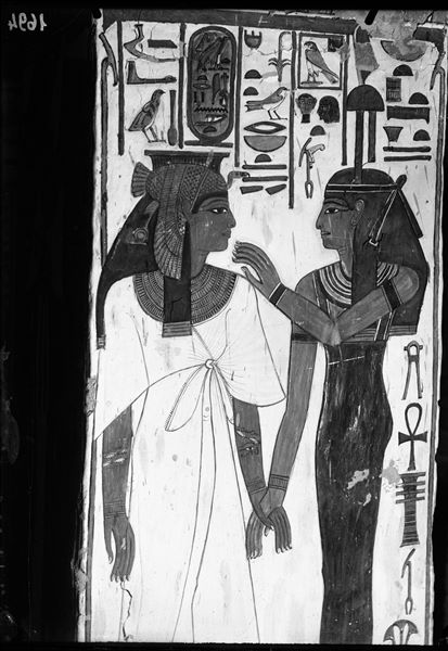 Veduta del pilastro B, lato c, della camera funeraria. Si riconoscono dandosi la mano, la regina Nefertari, a sinistra, e la dea Hathor, a destra, avente sulla testa l’emblema dell’Occidente.