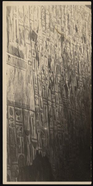 Corridoio discendente, lato destro, della tomba QV66, della regina Nefertari. Il corridoio riporta iscrizioni in geroglifico, alcune delle quali oggi non sono più visibili, fotografate dal basso. Scavi Schiaparelli.