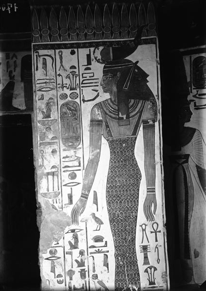 Veduta della scena 11, che dà accesso al vestibolo. Si vede la dea Selkis, con lo sguardo rivolto verso l’anticamera.