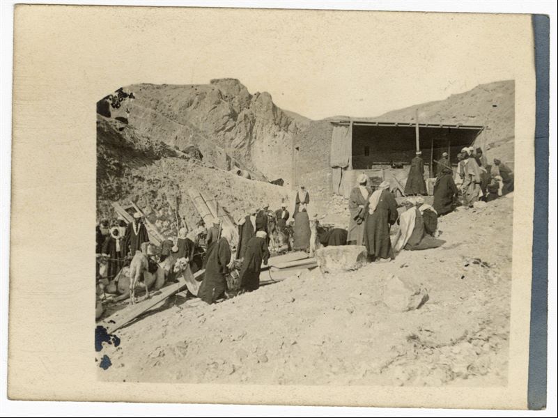 Momento di preparazione e organizzazione del trasporto delle casse e delle antichità trovate durante gli scavi della Missione Archeologica Italiana nella Valle delle Regine, presso l’accampamento della missione, nel 1903. Scavi Schiaparelli 
