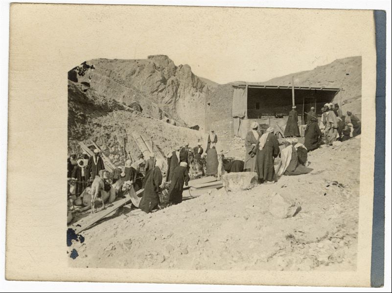 Preparing and organising the transport of crates and antiquities found during the Italian Archaeological Mission’s excavations in the Valley of the Queens, at the mission’s camp, in 1903. Schiaparelli excavations 