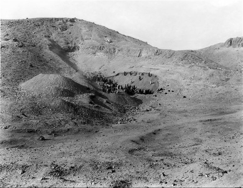Workers excavating on the slope of a small valley known as the “Valley of Prince Ahmose”. In addition to the tomb of Prince Ahmose (QV88), four other tombs are said to have been excavated, which at this stage are not evident in the photograph (Original label: The smaller valley during excavations). Schiaparelli excavations.