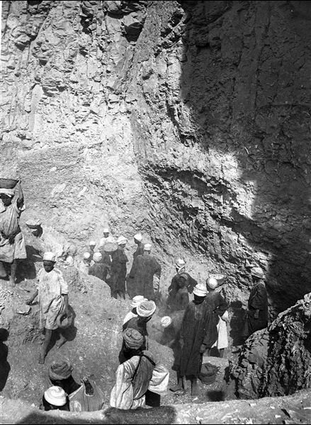 Momento di scavo presso il vallone attiguo alla Valle delle Regine. Scavi Schiaparelli.