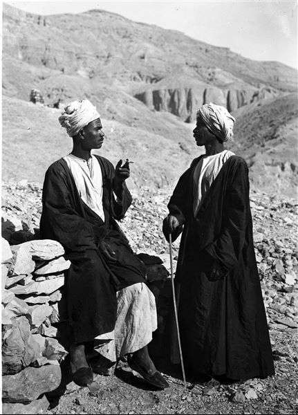 Workers photographed during a work break. In the background, the large valley adjacent to the Valley of the Queens. Schiaparelli excavations.