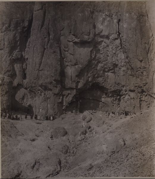 Momento di scavo ai piedi di una parete rocciosa della montagna tebana, in un vallone attiguo alla Valle delle Regine. Scavi Schiaparelli. 
