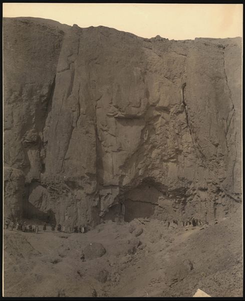 Momento di scavo ai piedi di una parete rocciosa della montagna tebana, in un vallone attiguo alla Valle delle Regine. Scavi Schiaparelli. 