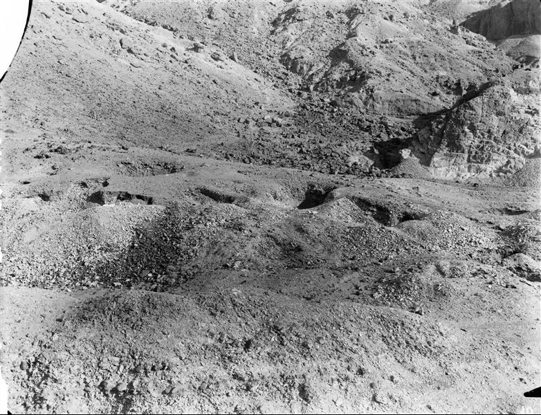 Momento di scavo presumibilmente nella Valle delle Regine. Scavi Schiaparelli. 