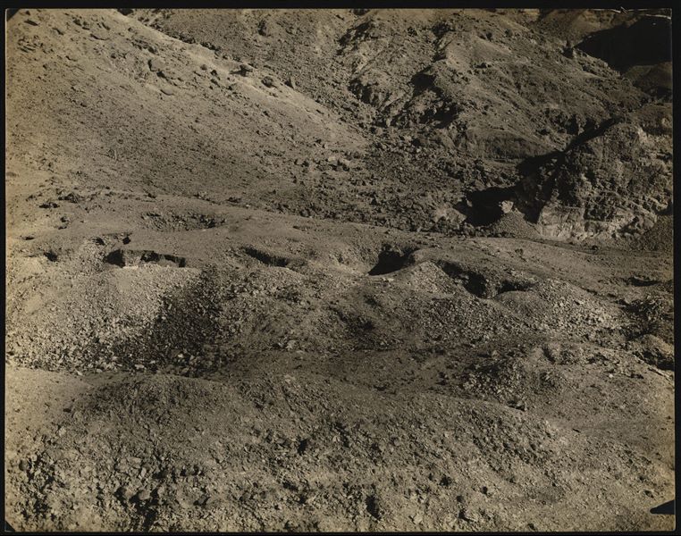 Image taken during the work of the Italian Archaeological Mission in the Valley of the Queens near the large adjoining valley, where some excavation surveys can be seen. Even though it is a photograph taken from plate E00010, this printed image shows a complete reproduction (the plate, however, is missing the upper left corner). Schiaparelli excavations. 