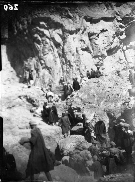 Operai al lavoro nei pressi del vallone attiguo alla Valle delle Regine. Scavi Schiaparelli.