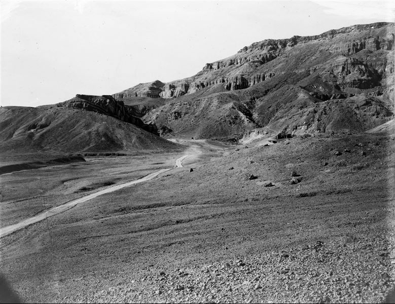 Veduta generale dell’ingresso alla Valle delle Regine. Sulla destra, il convento copto di Deir Rumi.