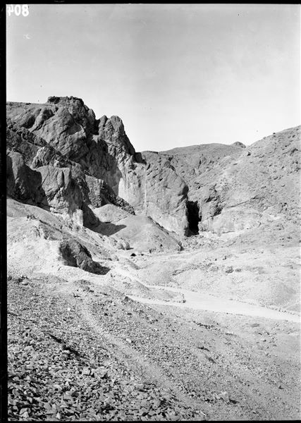 Veduta dell’ultimo tratto della Valle delle Regine. Al centro, è visibile la costruzione in mattoni che copre l’accesso alla tomba di Amenherkhepeshef (QV55). Scavi Schiaparelli.