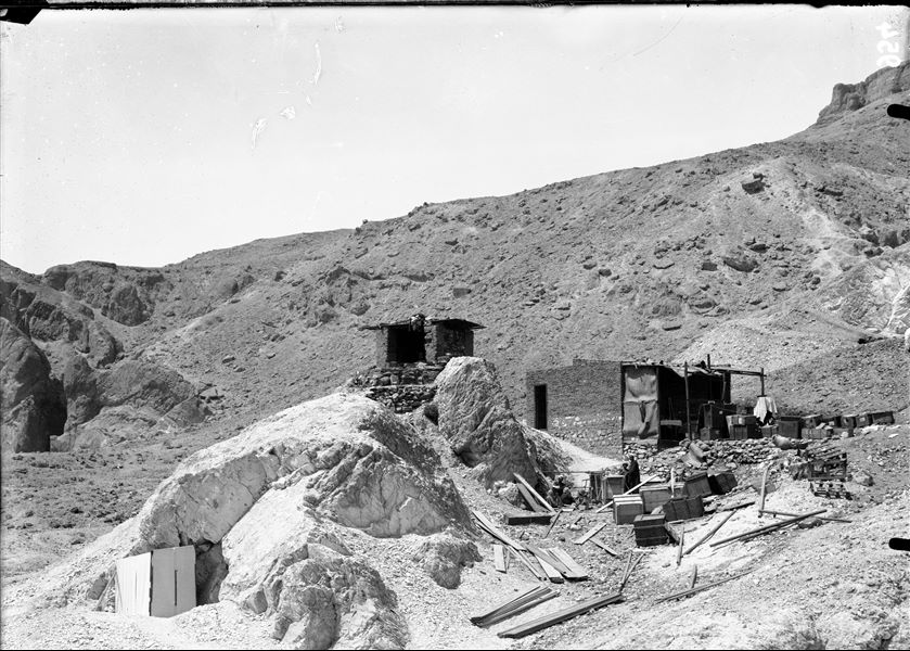 Veduta dell’accampamento presso la Valle delle Regine, durante i preparativi della chiusura dello scavo. Scavi Schiaparelli.