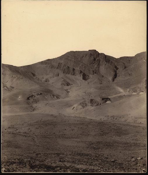 Veduta dell’accampamento della Missione Archeologica Italiana nella Valle delle Regine nei pressi dei resti del convento copto di Deir Rumi, nel 1903. Si vedono la casupola in mattoni e le cinque tende coniche. Scavi Schiaparelli 