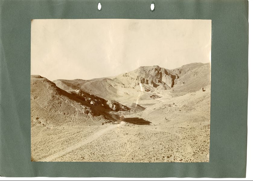 Veduta della Valle delle Regine, fotografata dal sentiero che conduce al villaggio di Deir el-Medina. Sulla destra si intravede il luogo dove in precedenza era stato posto l’accampamento della Missione Archeologica Italiana. Presumibilmente Scavi Schiaparelli.