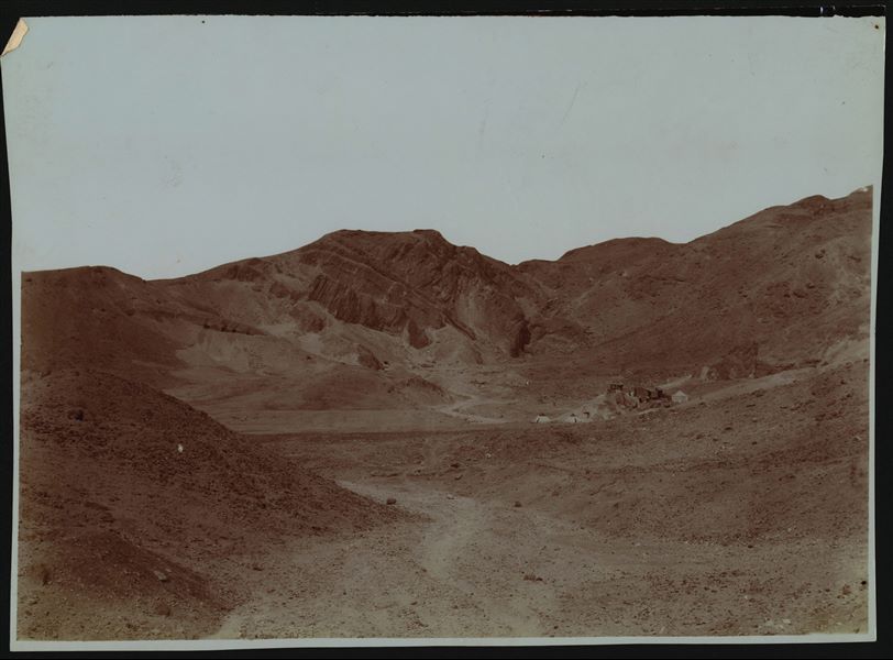 General view of the Valley of the Queens. On the right, the mission’s camp with a brick shelter (as well as a second brick structure), three conical tents and a large white tent, presumably the one mentioned in some documents from 1904. Schiaparelli excavations 