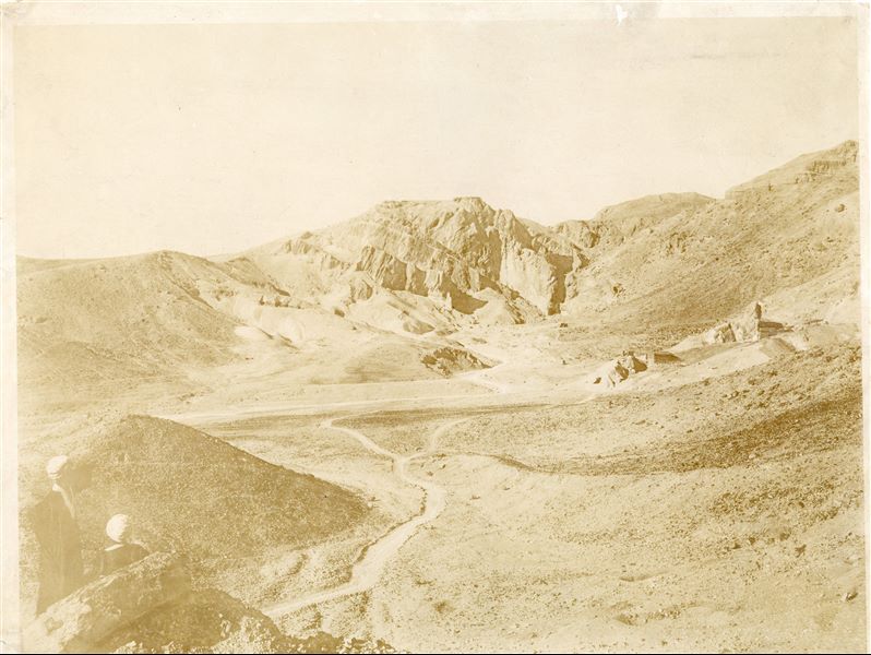 Veduta dell’ingresso della Valle delle Regine. Fotografia con ogni probabilità scattata nella prima metà del Novecento, dalla Missione Archeologica Italiana. In fondo alla Valle, si intravede la costruzione dell'accesso alla tomba di Amenherkhepeshef (QV55).