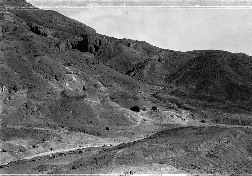 Veduta della Valle delle Regine. Al centro, la struttura in mattoni costruita per la Missione archeologica italiana. Scavi Schiaparelli.