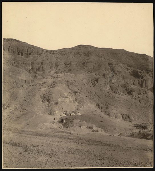 Veduta dell’accampamento della Missione Archeologica Italiana nella Valle delle Regine nei pressi dei resti del convento copto di Deir Rumi, nel 1903. Si vedono la casupola in mattoni e le cinque tende coniche. Scavi Schiaparelli 